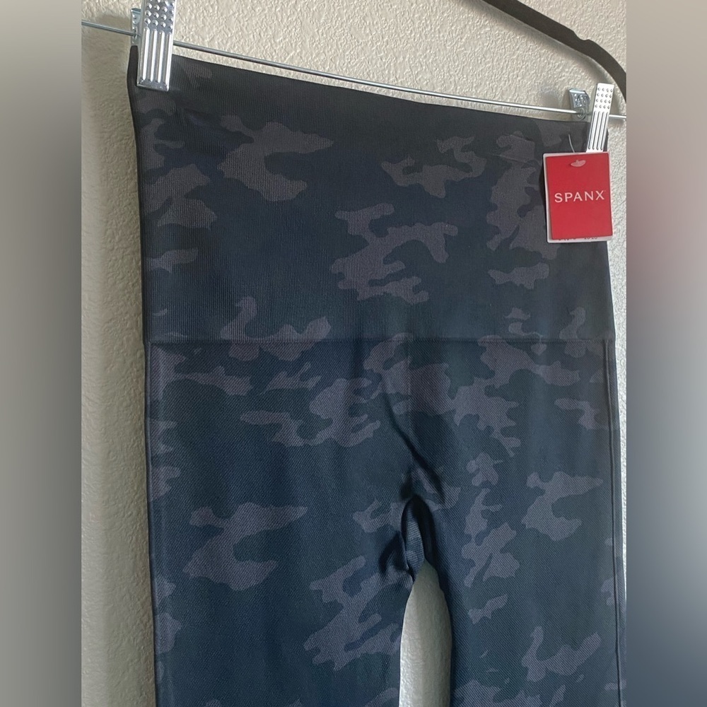 Spanx Look At Me Now Full Length Leggings in Black Camo - New with tags - Picture 5 of 12